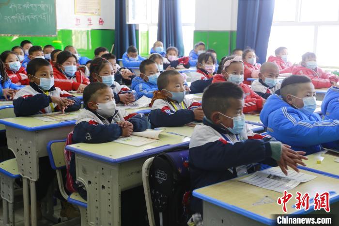 圖為學(xué)生學(xué)習(xí)七步洗手法。　馬銘言 攝