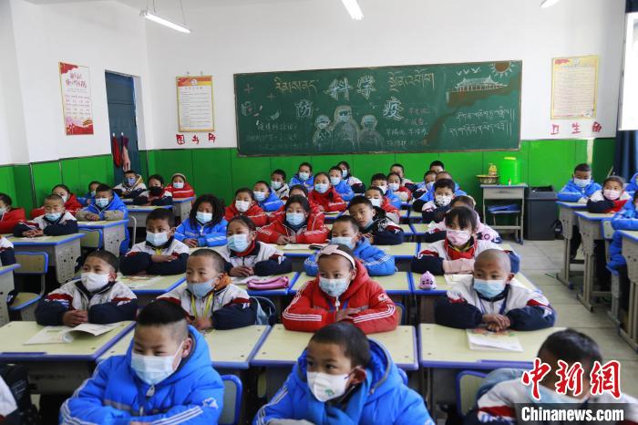 圖為正在上課的學生?！●R銘言 攝