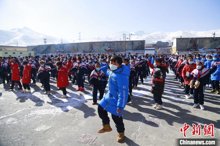 圖為學生跳起歡快的藏族舞蹈迎接新學期?！●R銘言 攝