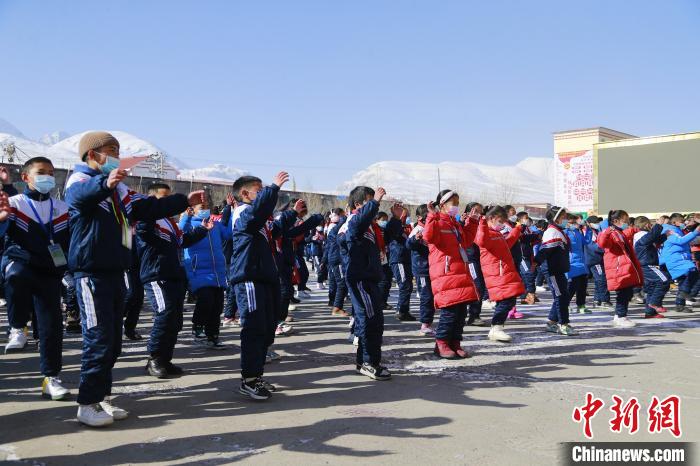 圖為學生跳起歡快的藏族舞蹈迎接新學期?！●R銘言 攝