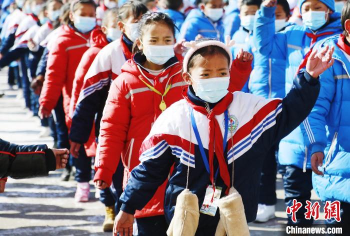 圖為學生跳起歡快的藏族舞蹈迎接新學期?！●R銘言 攝