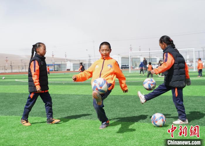 圖為孩子們進(jìn)行顛球訓(xùn)練?！●R銘言 攝