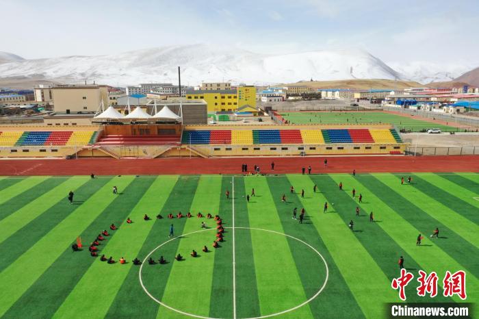 航拍曲麻萊縣足球場(chǎng)。　馬銘言 攝