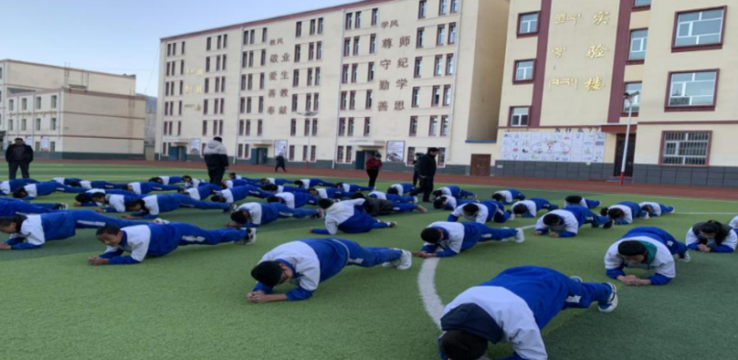 青?，斍撸寒惖剞k班讓孩子享受優(yōu)質(zhì)教育