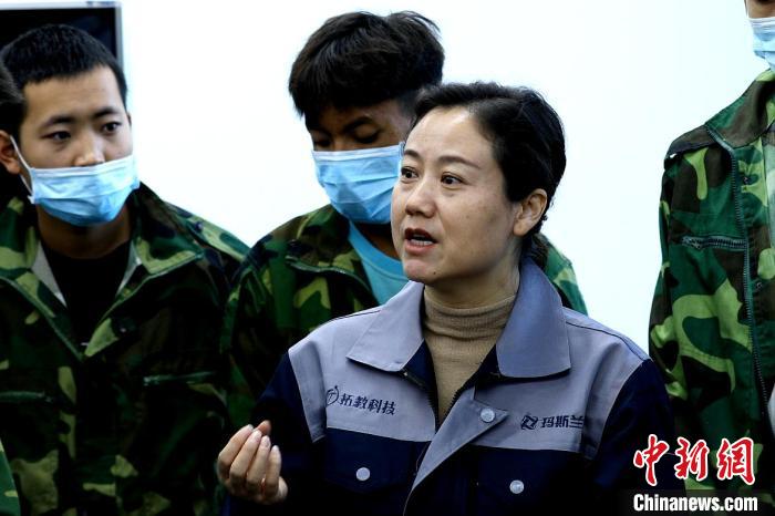 圖為李富香給與學(xué)生交流。(資料圖) 青海省教育廳供圖