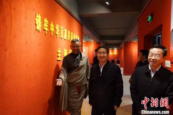 資料圖為參觀鑄牢中華民族共同體意識主題展?！『F龍 攝