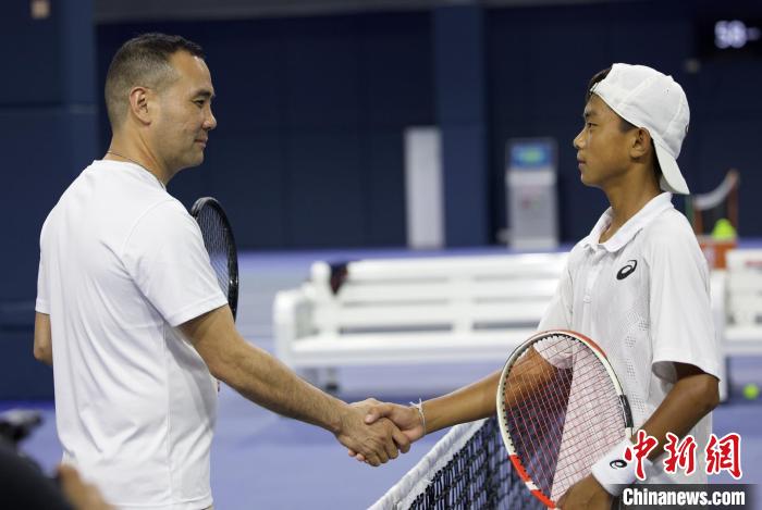 闊別兩年后，王發(fā)(右一)和王育喜(左一)再握手。　黃迪燊 攝