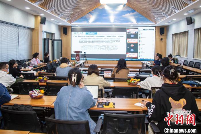 圖為論壇會議現(xiàn)場?！⊥瑬|放 攝