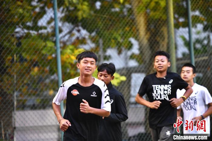 圖為王發(fā)和隊友們進行體能訓(xùn)練?！∴嵆孔?攝