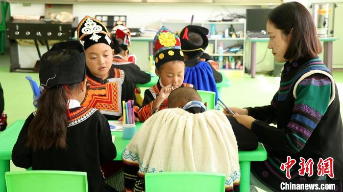 正在上課的學生?！√茊⒑?攝