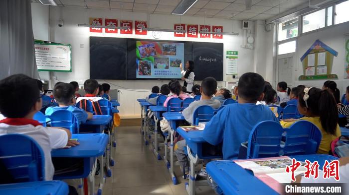 正在上課的學生?！√茊⒑?攝