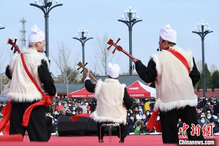 圖為陜北說(shuō)書(shū)展演?！×赫赵?攝