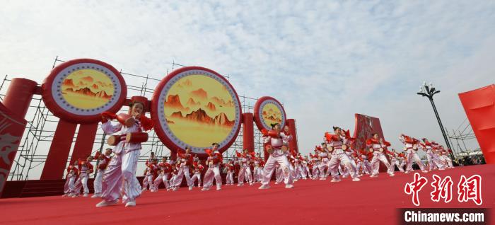 圖為山西翼城花鼓展演?！×赫赵?攝