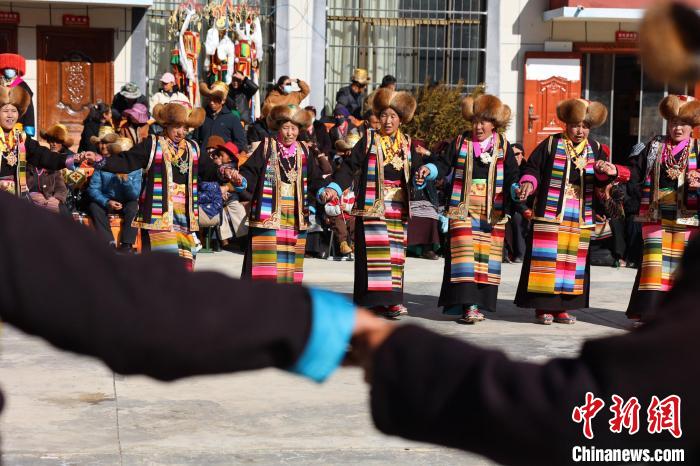 圖為民間藝人表演加麻“果諧”?！愔闈扇?攝
