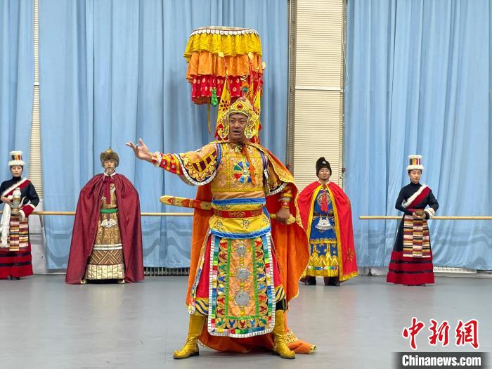 圖為格薩爾劇展演?！∠锴凡抛?供圖