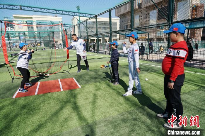 圖為小棒球手們進(jìn)行擊球訓(xùn)練?！●R銘言 攝
