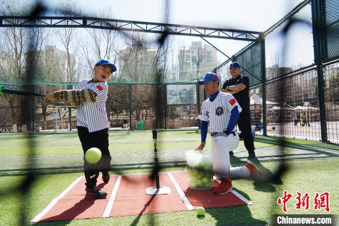 圖為教練指導(dǎo)小棒球手進(jìn)行擊球訓(xùn)練?！●R銘言 攝