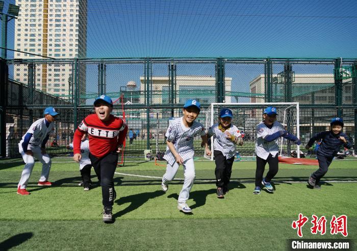 圖為小棒球手們進(jìn)行體能訓(xùn)練。　馬銘言 攝