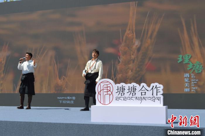 “康巴漢子”現(xiàn)場(chǎng)獻(xiàn)唱?！≈炝杞?攝