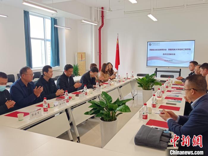 圖為座談會(huì)議現(xiàn)場(chǎng)?！「裆?攝