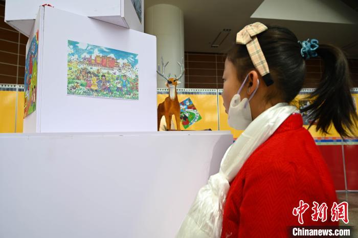 圖為學(xué)生參觀繪畫展?！≮w朗 攝