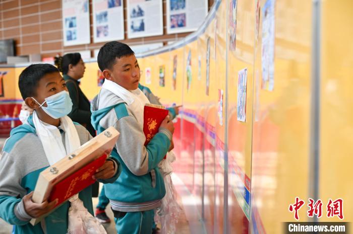 圖為學(xué)生參觀繪畫展?！≮w朗 攝