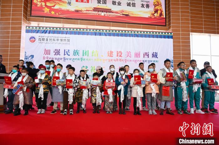 圖為部分獲獎(jiǎng)學(xué)生合影?！≮w朗 攝