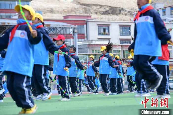 圖為學(xué)生正在練習(xí)跳繩?！∝暩聛硭?攝