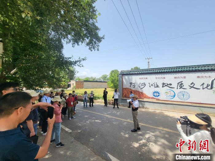 圖為中國(guó)地質(zhì)大學(xué)(北京)教授張緒教介紹村落情況?！『衍?攝