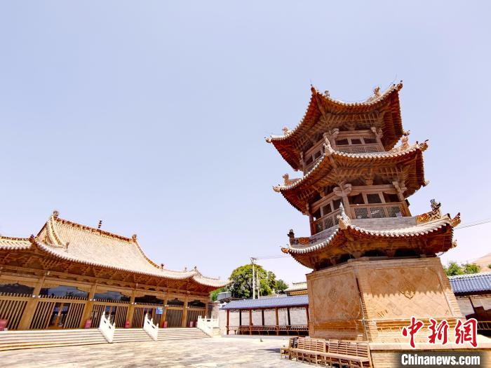 圖為阿河灘清真寺局部?！?zhí)砀?攝