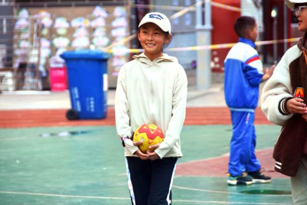 在高原上教孩子們打手球，“慢慢兒來，甭著急！”