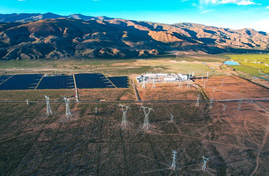 阿里與藏中電網(wǎng)聯(lián)網(wǎng)工程和沿線光伏電站。趙清鵬攝