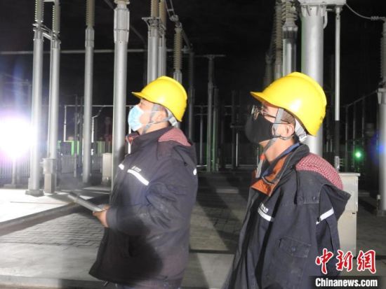 圖為5月10日凌晨，國網(wǎng)青海檢修公司柴達木換流站運維人員在進行柴拉直流系統(tǒng)停電操作。　姚曉英 攝