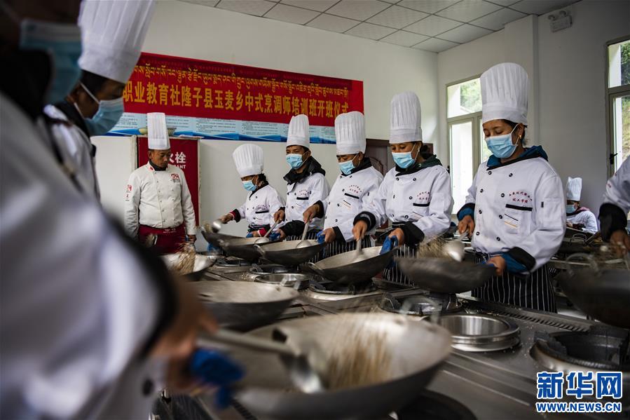 （新華全媒頭條·走向我們的小康生活·圖文互動(dòng)）（2）扎西德勒，我們的新家園——西藏易地扶貧搬遷搬出幸福美好新生活