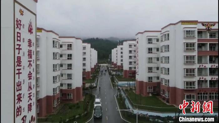 越西縣最大的易地扶貧搬遷安置點——城北感恩社區(qū)。　何浠 攝