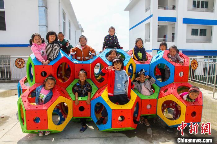 喜德縣一學(xué)校內(nèi)，孩子們露出開心的笑容?！柟拍救?攝