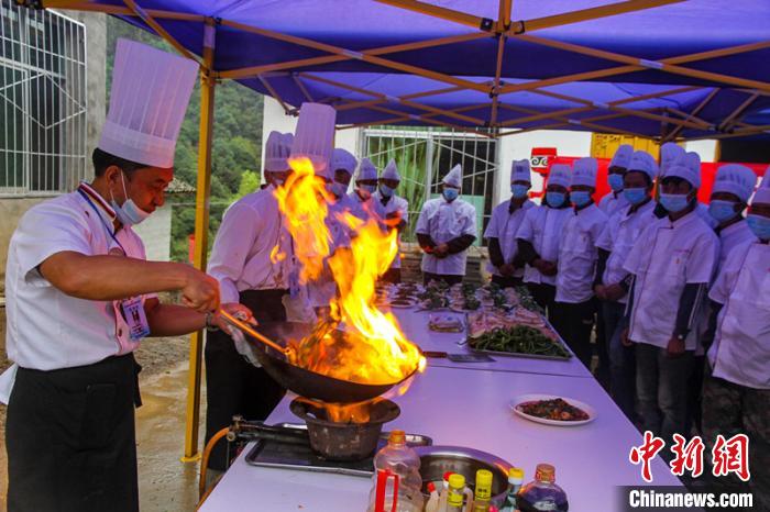 喜德縣冕山鎮(zhèn)舉辦的廚師培訓(xùn)班上，老師正在示范回鍋肉的做法。　爾古木三 攝