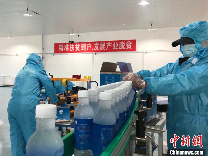 圖為阿里地區(qū)措勤縣某飲用水加工公司，該公司以“基地+公司+貧困民眾”為運營模式，帶動貧困民眾68戶232人。　謝牧 攝