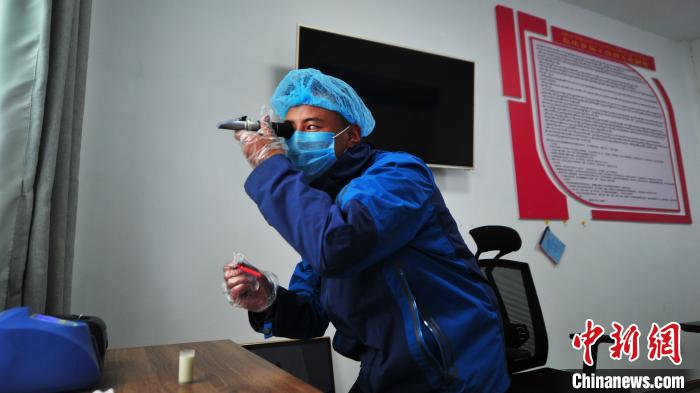 圖為8月11日，西藏那曲市聶榮縣色慶鄉(xiāng)雜瑪多種經(jīng)營合作聯(lián)合社質(zhì)檢員對從各牧場收集上來的牛奶進行質(zhì)量檢測。色慶鄉(xiāng)統(tǒng)籌全鄉(xiāng)28個行政村的合作社，成立了擁有規(guī)范管理體系的合作聯(lián)合社，整合集體草場建立5座牧場，各牧場按照計分制統(tǒng)一放牧，畜產(chǎn)品實行定點、定時、定人收購，再統(tǒng)一檢測、加工、出售，建立了完整的牧業(yè)全產(chǎn)業(yè)鏈(資料圖)?！垈?攝