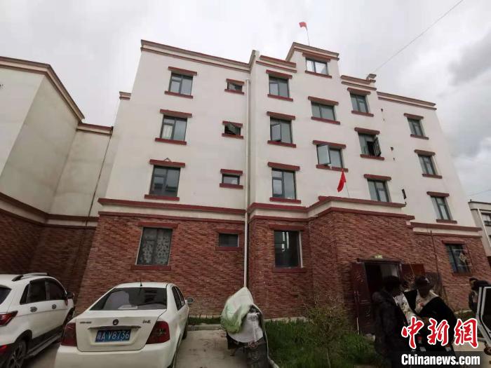 圖為8月12日，2018年7月從距那曲市色尼區(qū)城區(qū)那曲鎮(zhèn)90千米外的古露鎮(zhèn)當(dāng)桑村搬遷至城區(qū)的旦增新家位于一棟四層的樓房內(nèi)(資料圖)?！垈?攝