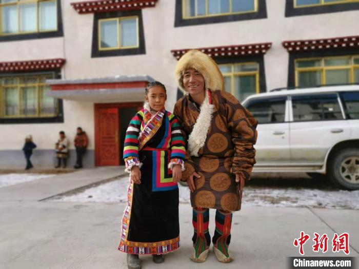 圖為2020年1月16日，搬遷至那曲市安多縣卓格扶貧小區(qū)的農(nóng)牧民在新家外面合影(資料圖)?！垈?攝