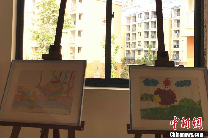 圖為會(huì)澤縣城易地扶貧搬遷點(diǎn)一所小學(xué)內(nèi)擺放著的學(xué)生畫(huà)作。　繆超 攝