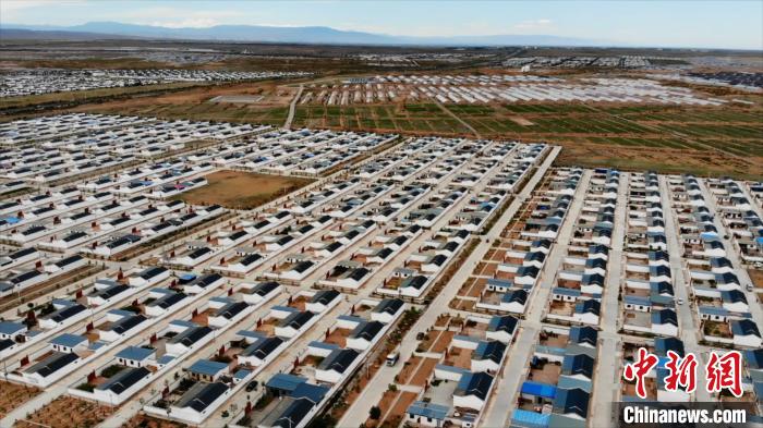 圖為航拍的武威市古浪縣黃花灘生態(tài)移民區(qū)富民新村。(資料圖) 李亞龍 攝