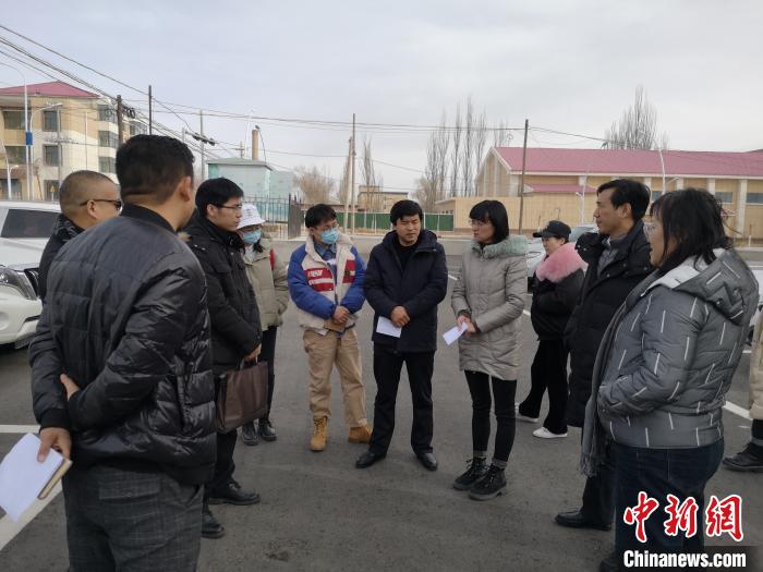 圖為青海大學(xué)工作人員正在現(xiàn)場考察該項目進(jìn)行情況?！±罱瓕?攝