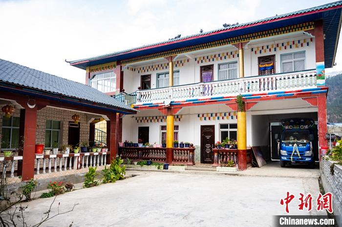 1月30日，嘎腰村，僜人苦梅夏自家的兩層樓房。<a target='_blank' ><p  align=