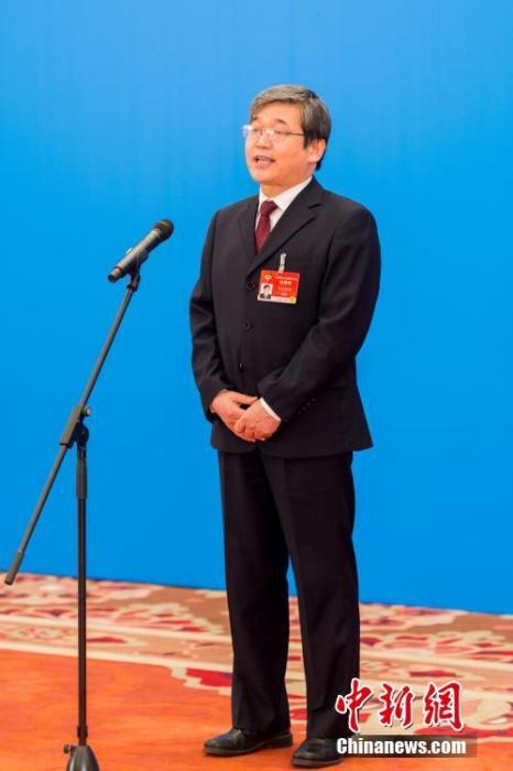 3月10日，全國政協(xié)十三屆四次會議第三場“委員通道”采訪活動在北京人民大會堂新聞發(fā)布廳舉行。圖為全國政協(xié)委員阿拉坦倉通過網(wǎng)絡(luò)視頻方式接受媒體采訪。<a target='_blank' ><p  align=