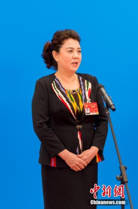 3月10日，全國政協(xié)十三屆四次會議第三場“委員通道”采訪活動在北京人民大會堂新聞發(fā)布廳舉行。圖為全國政協(xié)委員古麗帕麗·阿不都拉通過網(wǎng)絡(luò)視頻方式接受媒體采訪。<a target='_blank' ><p  align=