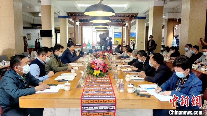 圖為國家糧食產(chǎn)業(yè)(青稞深加工)技術(shù)創(chuàng)新分中心在西藏拉薩掛牌儀式現(xiàn)場?！∝暽＠?攝