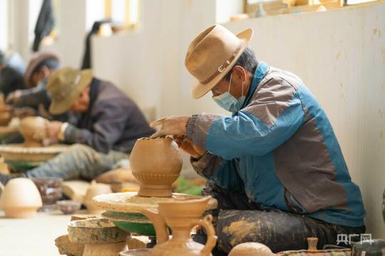 【走進(jìn)鄉(xiāng)村看小康】西藏塔巴村:村美陶美人更美