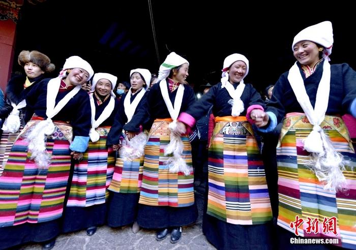 資料圖為2014年12月6日，拉薩民眾歡度“仙女節(jié)”。 <a target='_blank' href='/'><p  align=